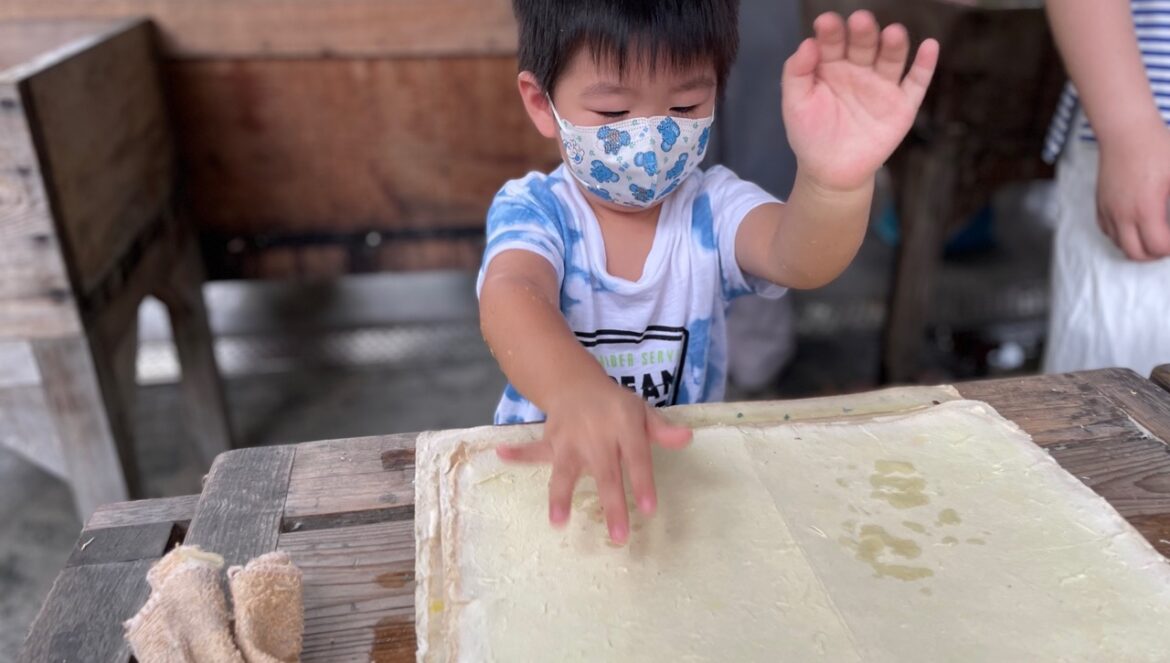 樹火紀念紙博物館四樓體驗造紙拍拍拍